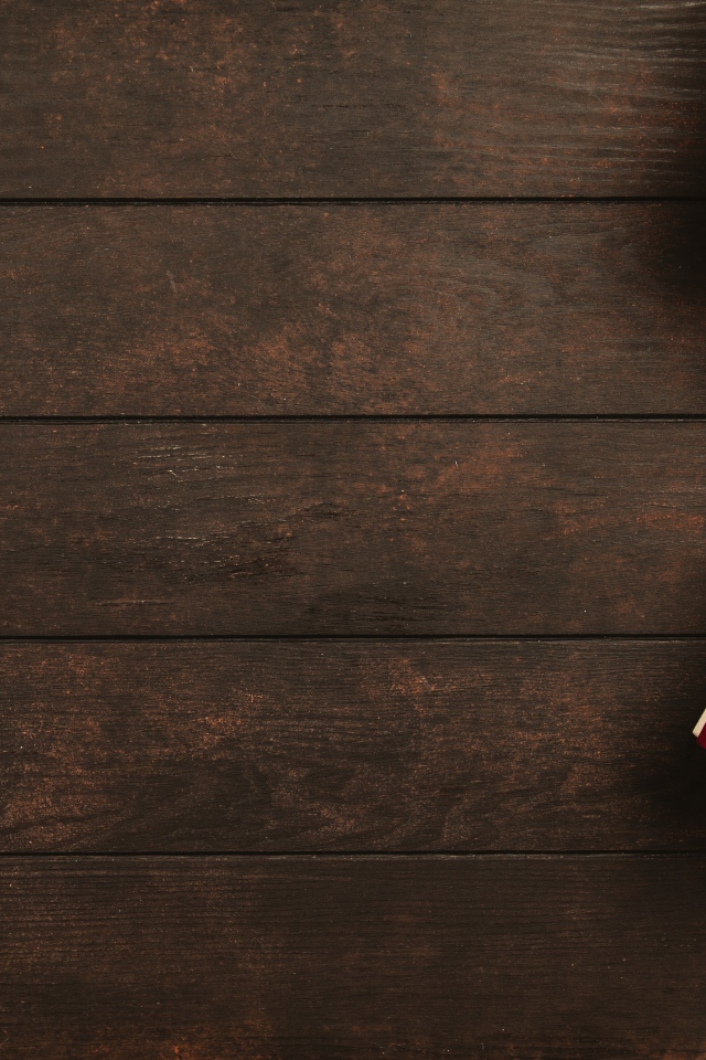 Много коробок с подарками на деревянном фоне, шаблон для открытки 