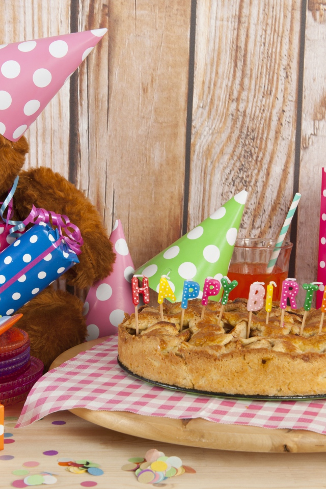 Медвежонок, пирог и подарки на день рождения