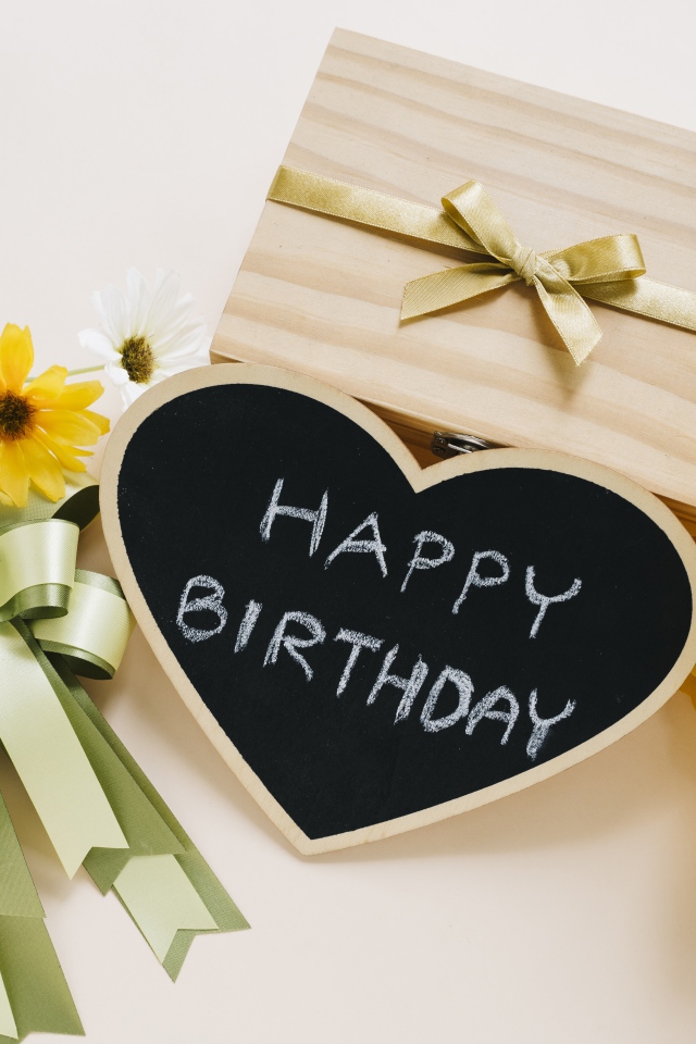 Подарок и желтые тюльпаны на день рождения 