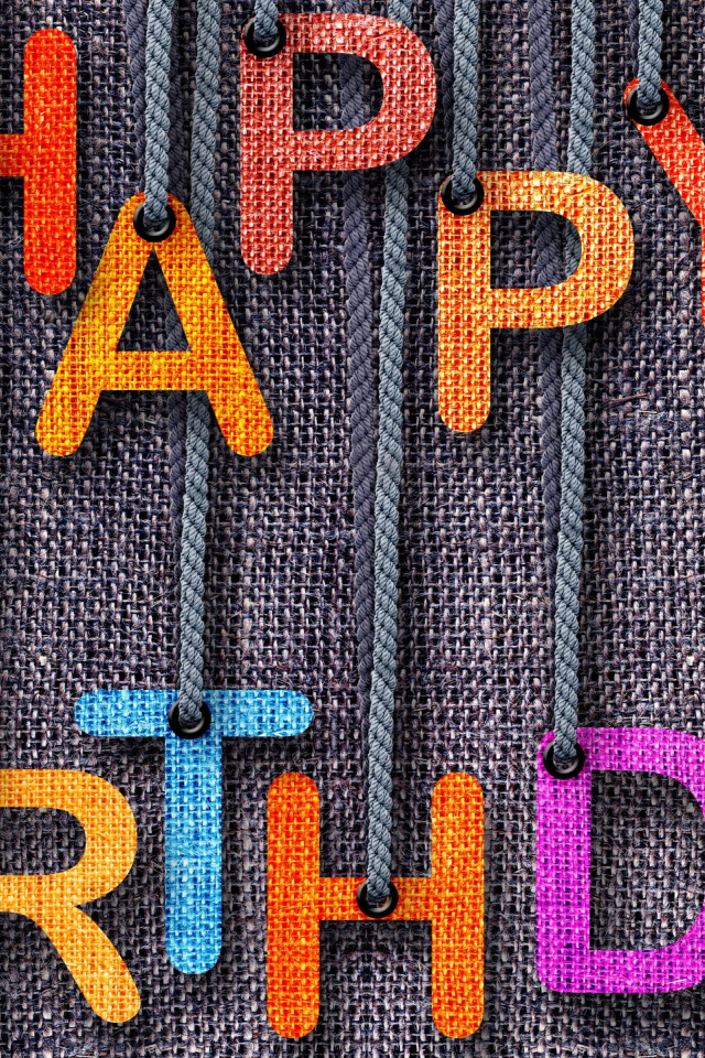 Буквы надписи Happy Birthday на ниточках