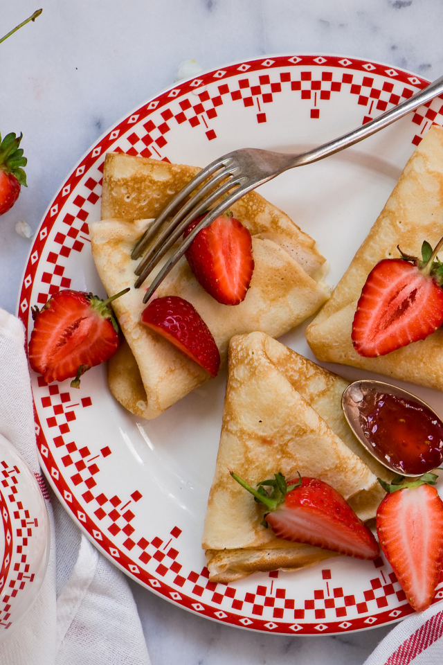 Аппетитные блины с клубникой на Масленицу