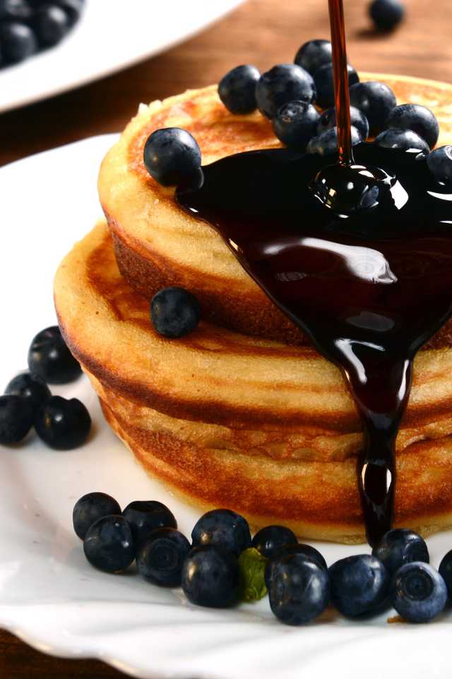 Аппетитные оладьи с черникой и джемом на Масленицу 2019 