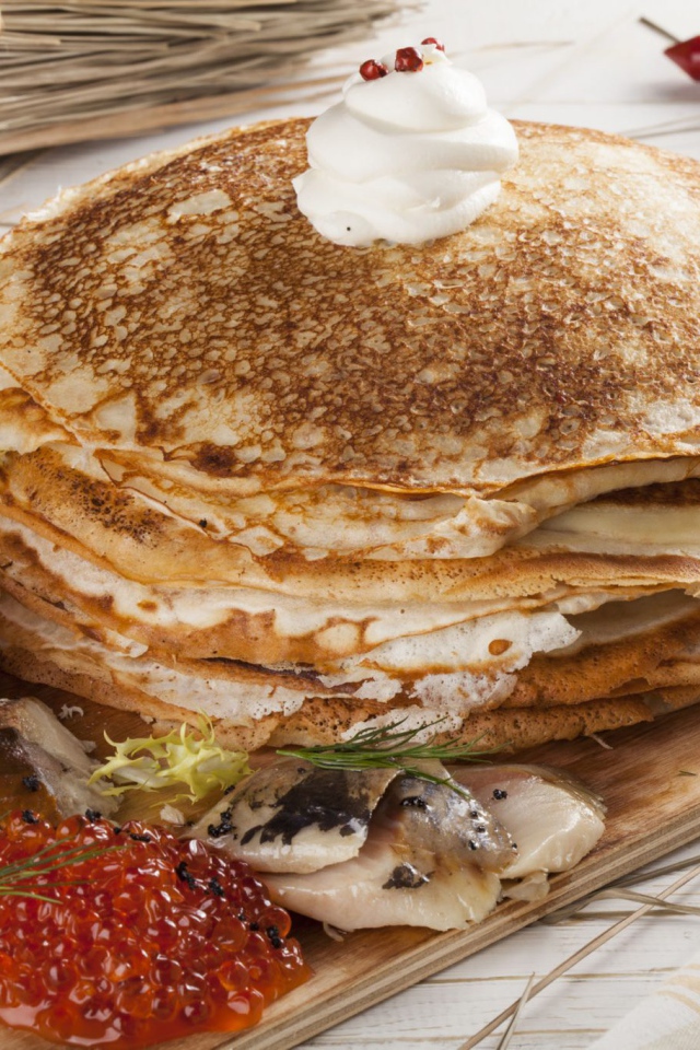 Вкусные блины с рыбой и красной икрой угощения на праздник Масленица