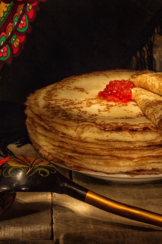 Вкусные блины с красной икрой и сметаной на русский праздник Масленица 2019 