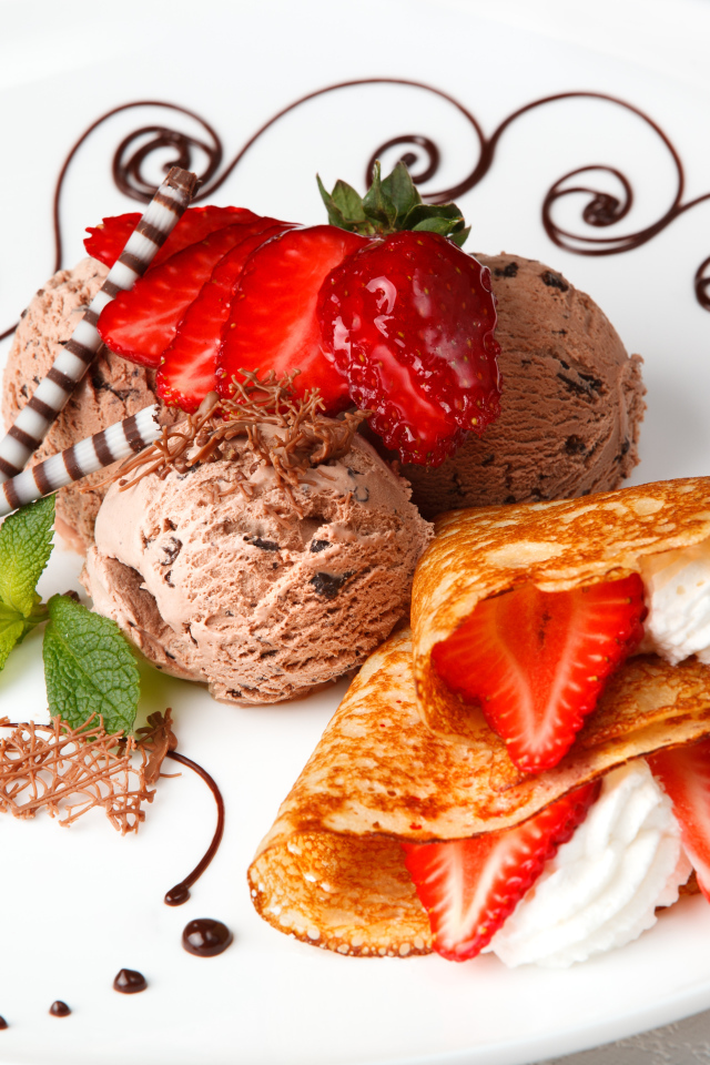 Блин с клубникой, сливками и шариками мороженого на Масленицу