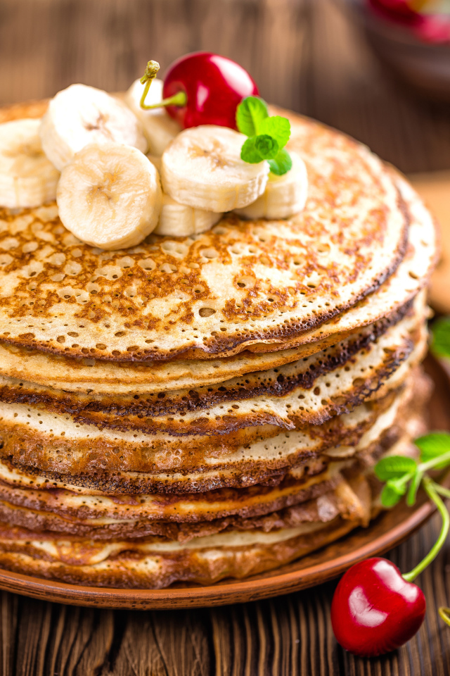 Блины с бананами и черешней на праздник Масленица