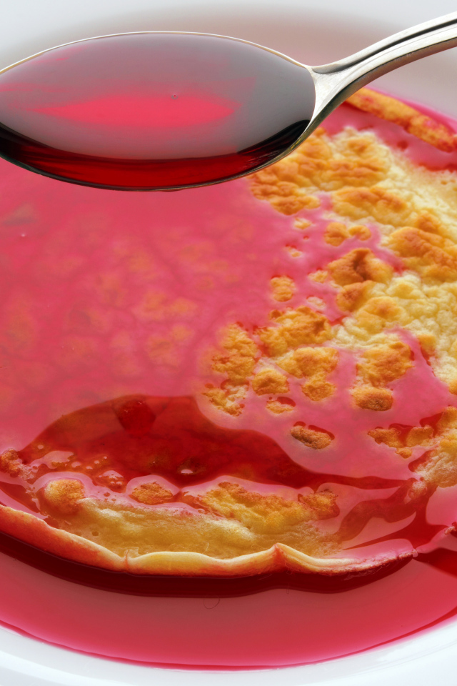 Блины с ягодным сиропом на белом фоне на праздник Масленица 2018