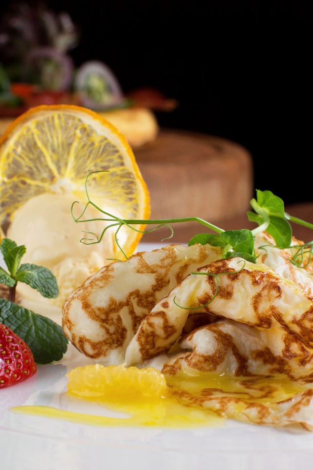 Блины с клубникой и лимоном на Масленицу