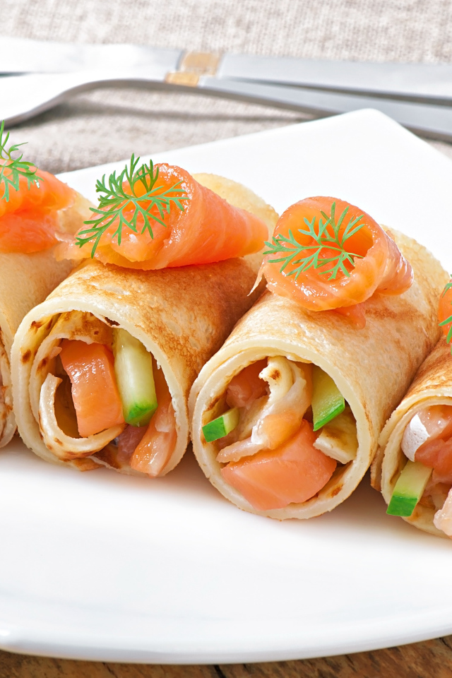 Рулетики из блинов с рыбой и огурцами на масленицу