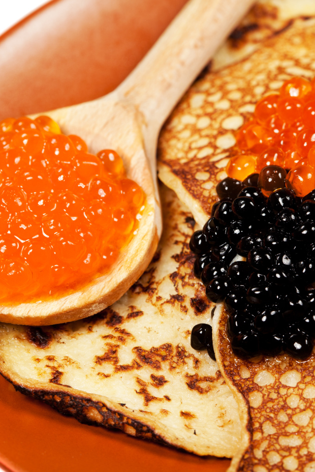 Румяные аппетитные блинчики с красной и черной икрой на Масленицу