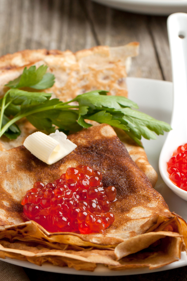 Румяные тонкие блины с красной икрой на Масленицу