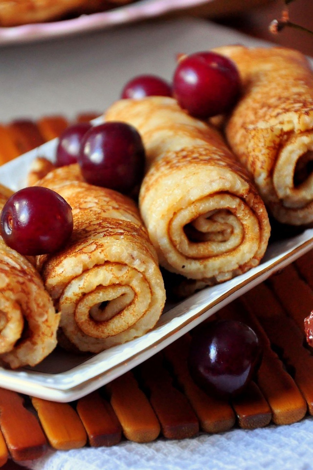 Тонкие блины с вишней угощение на праздник Масленица 2019 