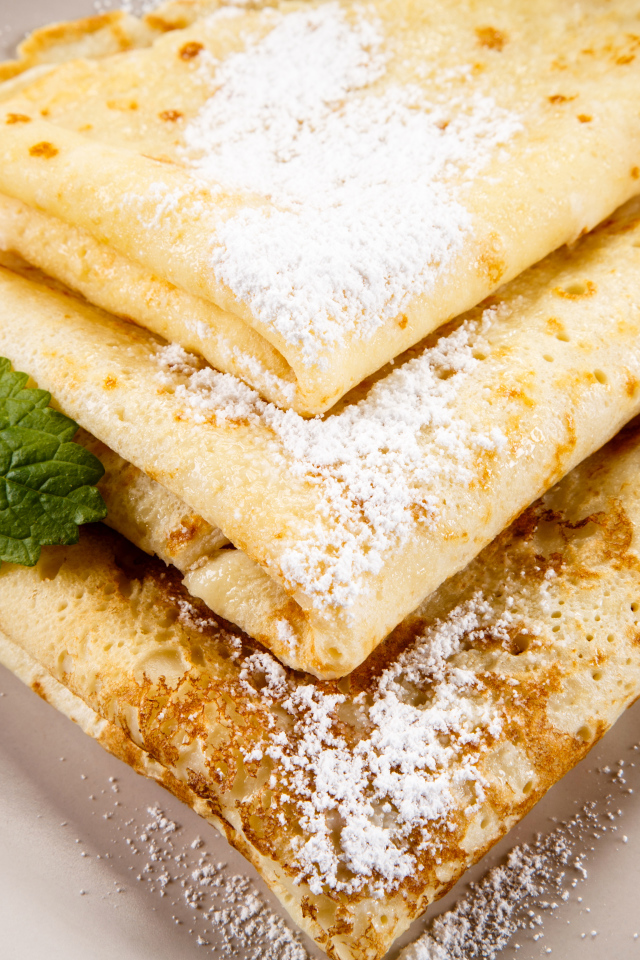 Тонкие блинчики с сахарной пудрой и листиком мяты на Масленицу 2018