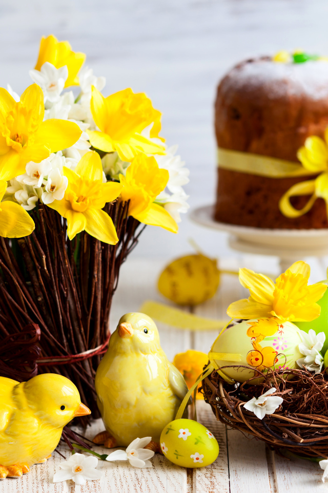 Букет весенних цветов на столе с пасхальными яйцами