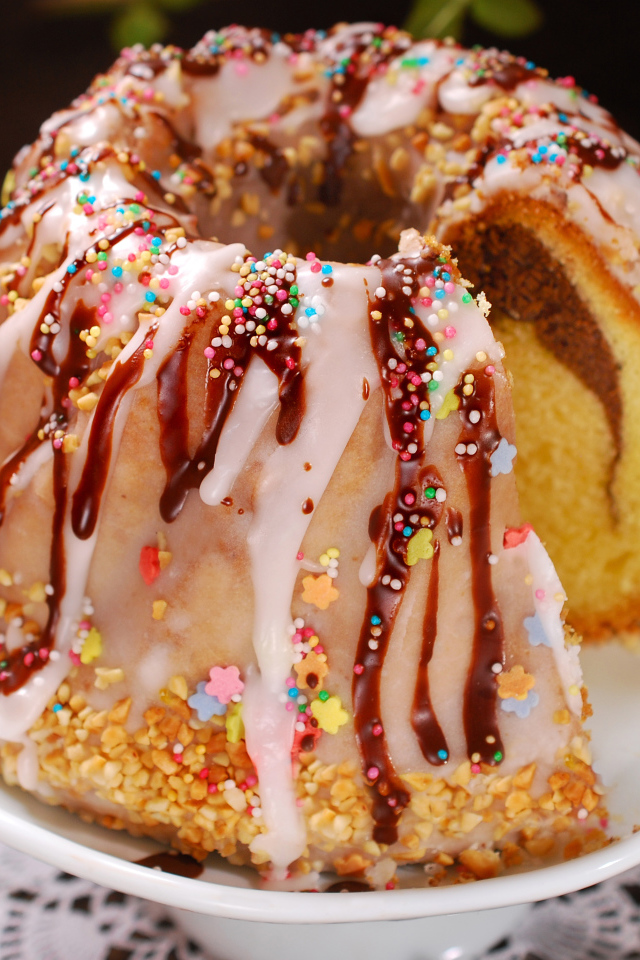 Красивый пасхальный кулич с глазурью на праздник Пасха