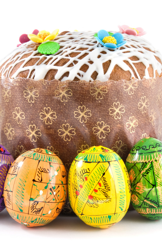 Пасхальный кулич с расписанными яйцами на белом фоне