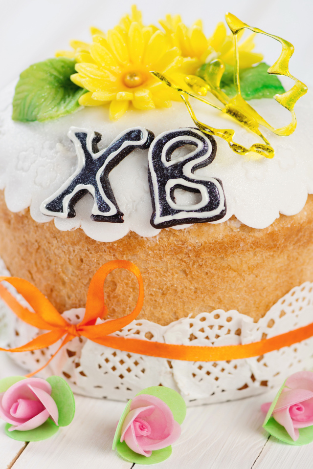 Пасхальный кулич с розочками на праздник