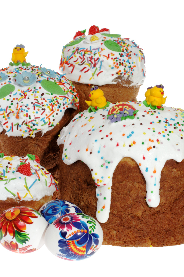 Пасхальные куличи с сахарными цыплятами и расписанными яйцами на белом фоне