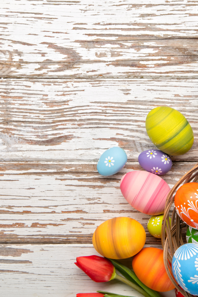 Пасхальные яйца на деревянном фоне, шаблон для открытки на Пасху