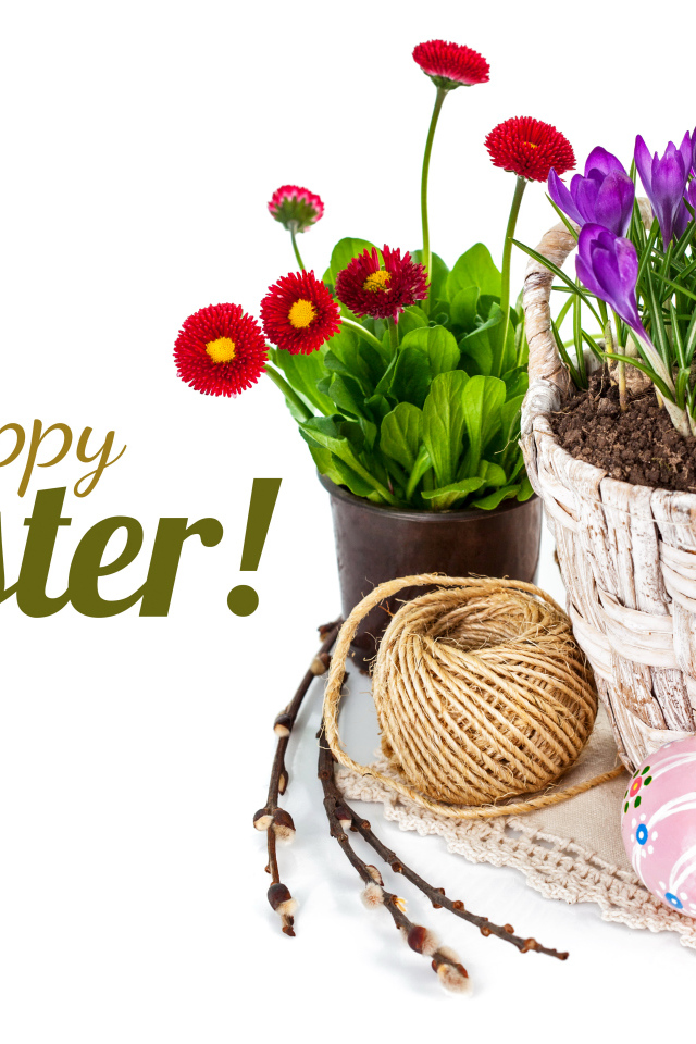 Весенние цветы и крашеные яйца на Пасху