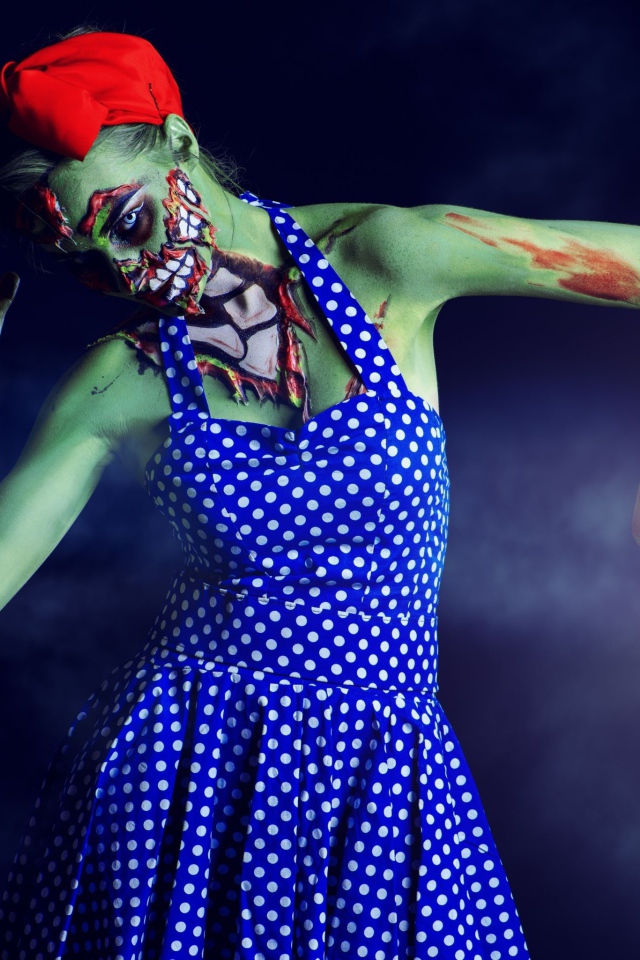 Девушка с гримом зомби на праздник Хэллоуин