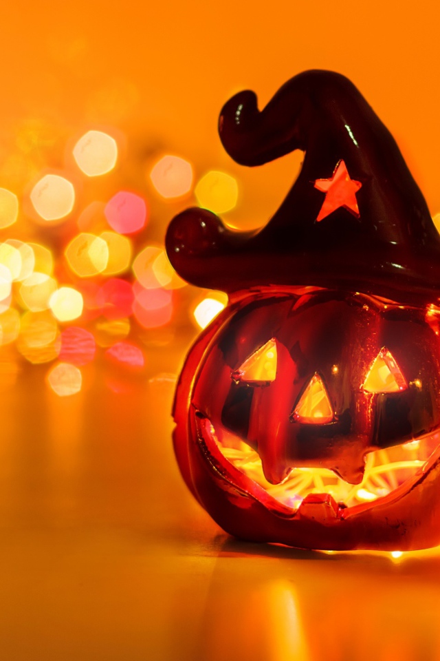 Тыква с зажженной свечой на праздник Хэллоуин