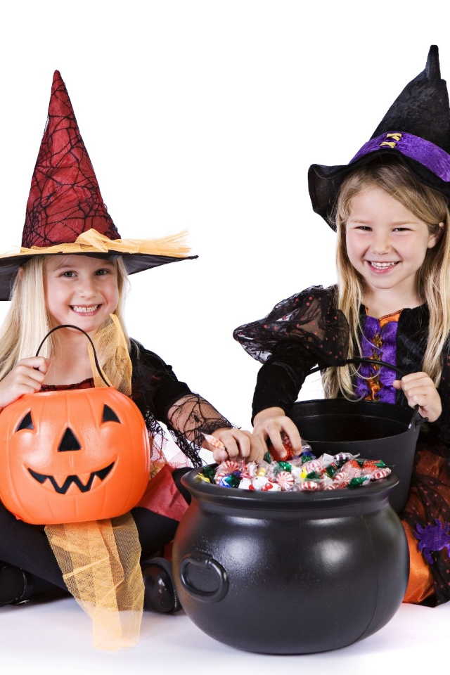 Две маленькие девочки в костюмах на Хэллоуин