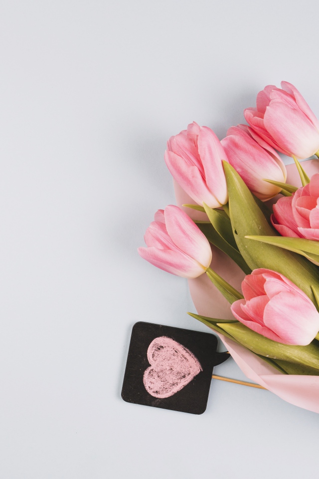 Букет розовых тюльпанов на сером фоне, шаблон для открытки на 8 марта