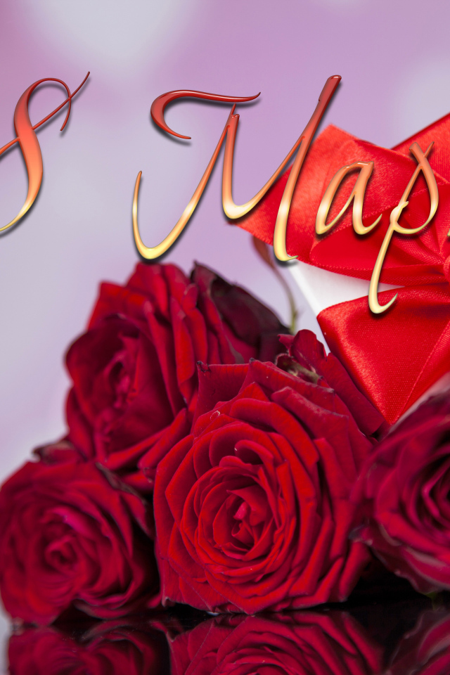 Букет красных роз и подарок на Международный женский день
