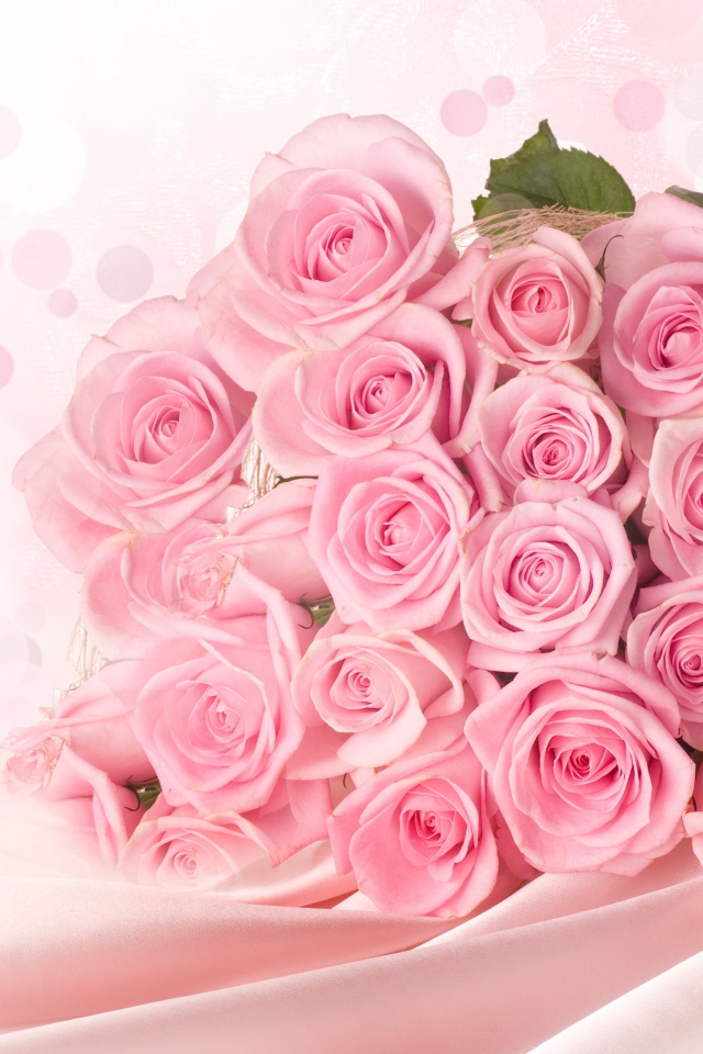 Красивый большой букет розовых роз на Международный женский день 8 марта