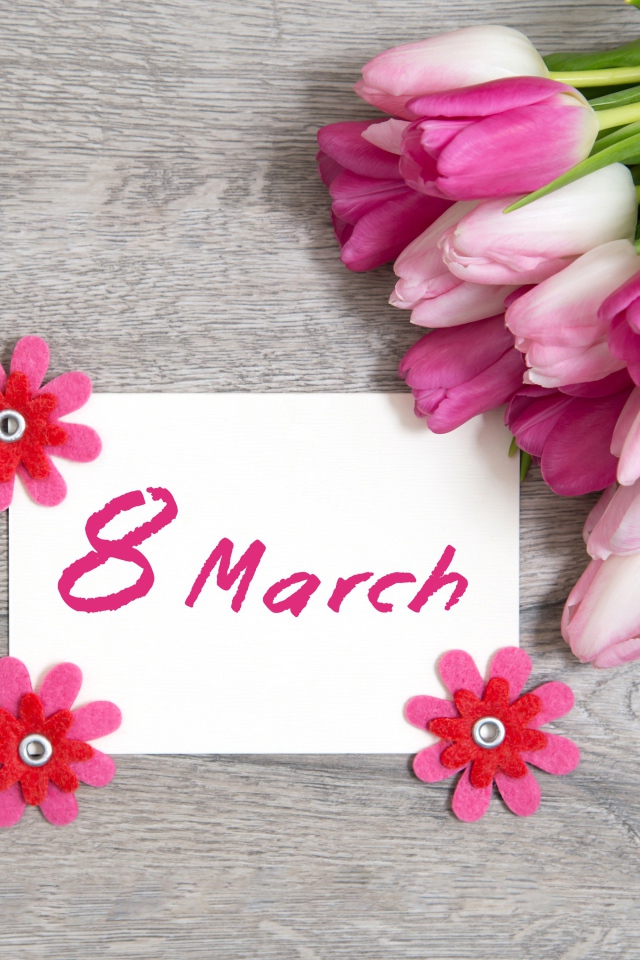 Красивый букет тюльпанов на 8 марта на деревянном фоне
