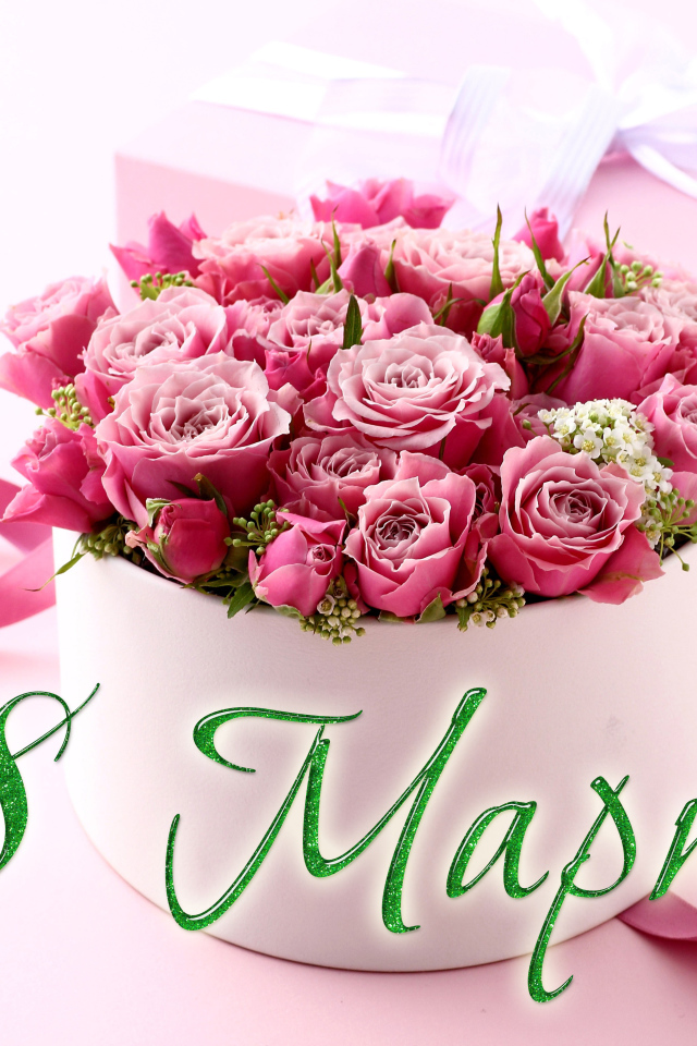 Красивая коробка с розовыми розами и подарок на 8 марта 