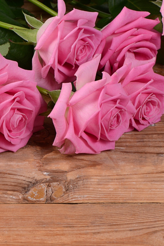 Букет красивых розовых роз на деревянном фоне, подарок на 8 марта