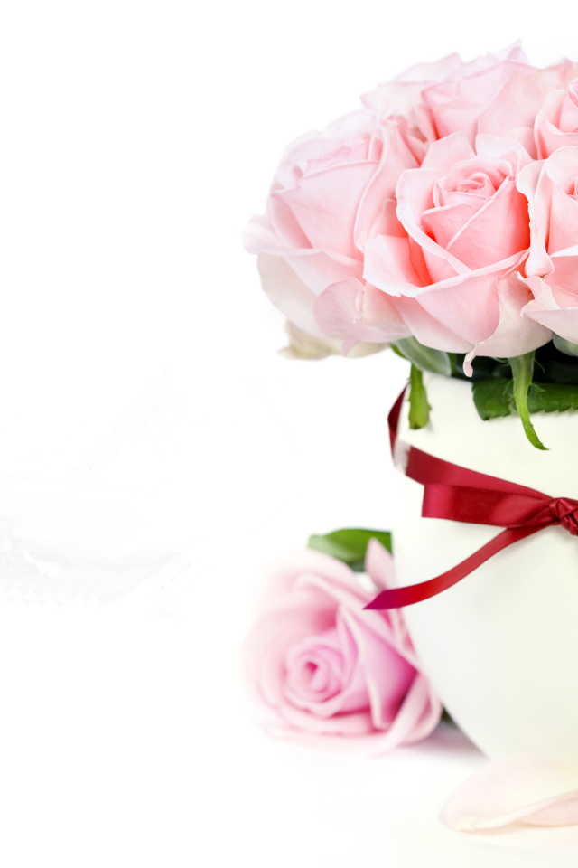 Букет розовых роз в белой вазе с красным бантом, шаблон открытки на 8  марта