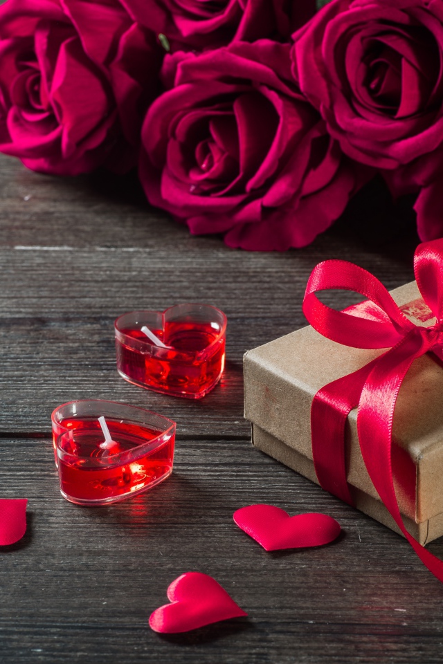 Букет роз, свечи и подарок любимой на Международный женский день 8 марта