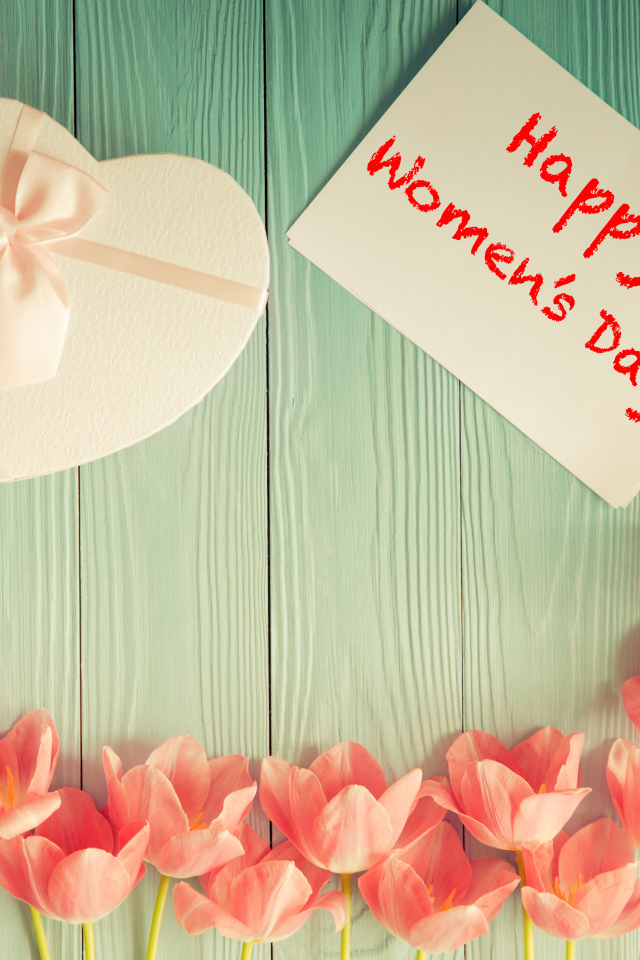Розовые тюльпаны и подарок в виде сердца на Международный женский день