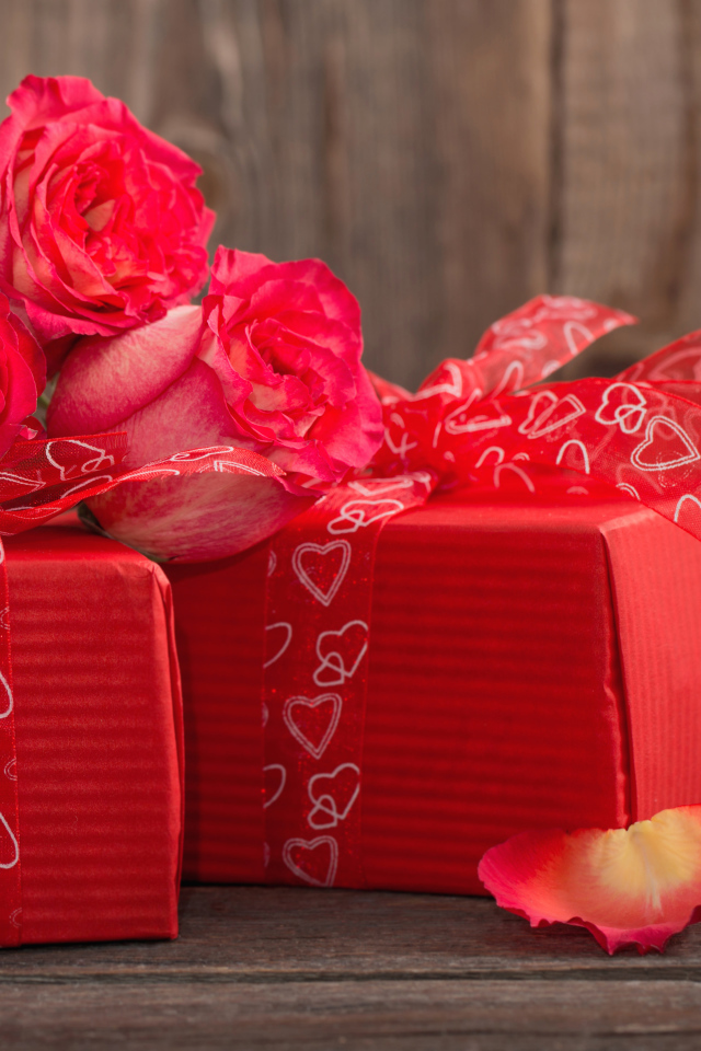 Два больших красных подарка и розы в подарок любимой на 8 марта