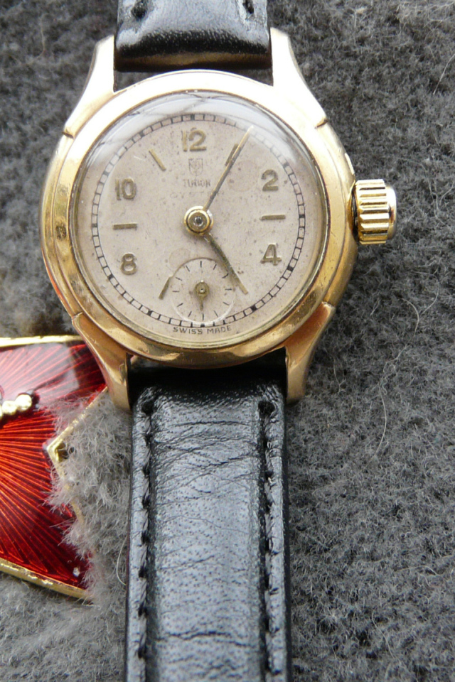 Наградные часы и красная звезда на день Победы 9 мая