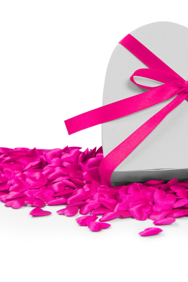 Большая подарочная коробка в форме сердца с маленькими сердечками на белом фоне подарок любимой 