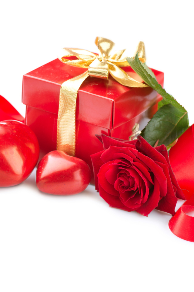 Подарок в красной коробке на белом фоне с красными сердечками и красной розой, подарок любимой на 14 февраля
