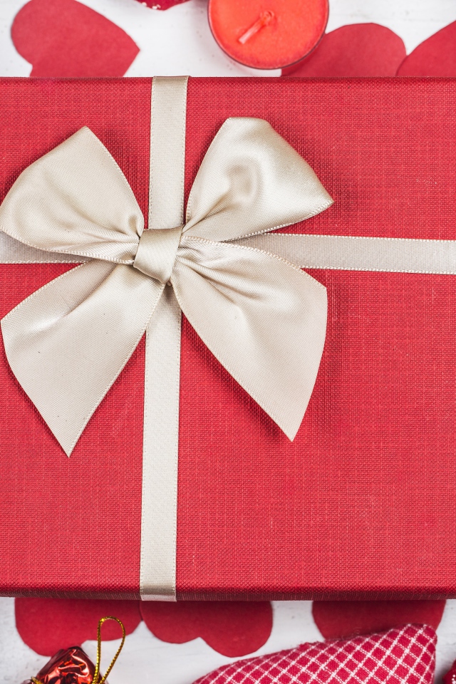 Большой подарок с сердечками на День Святого Валентина 14 февраля