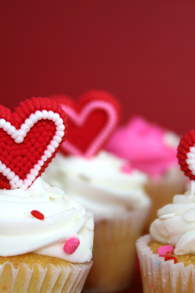 Капкейки с кремом и красными сердечками на День Святого Валентина
