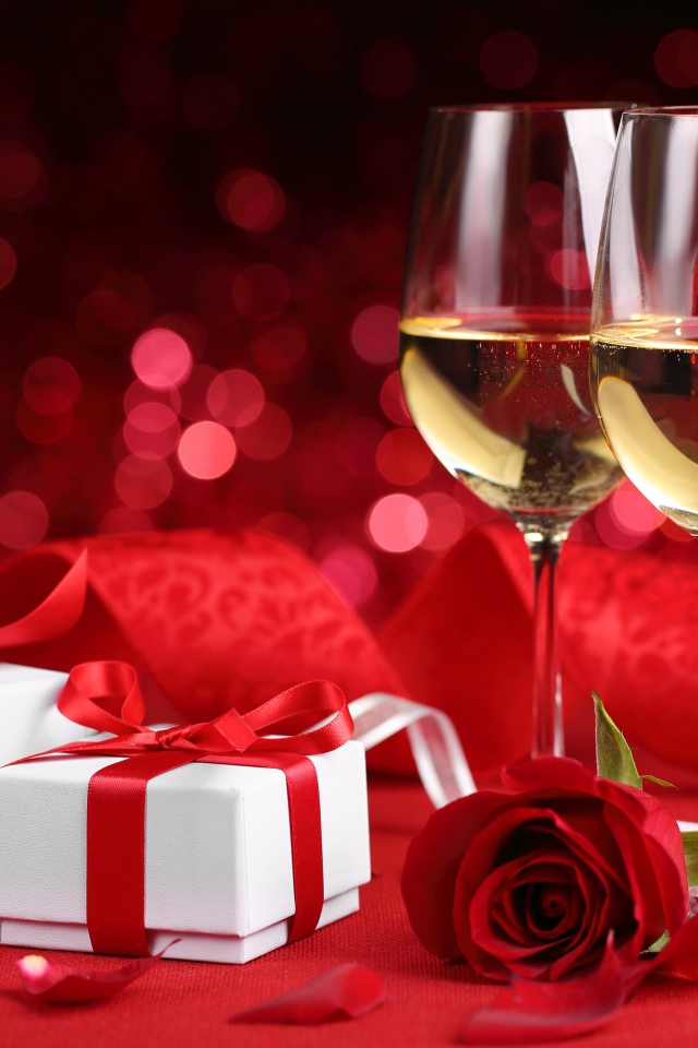 Два подарка и два бокала на красном фоне с розой на 14 февраля
