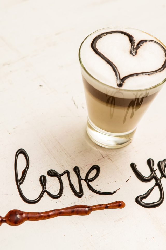 Стакан кофе с сердцем и надпись шоколадом Я тебя люблю  на столе