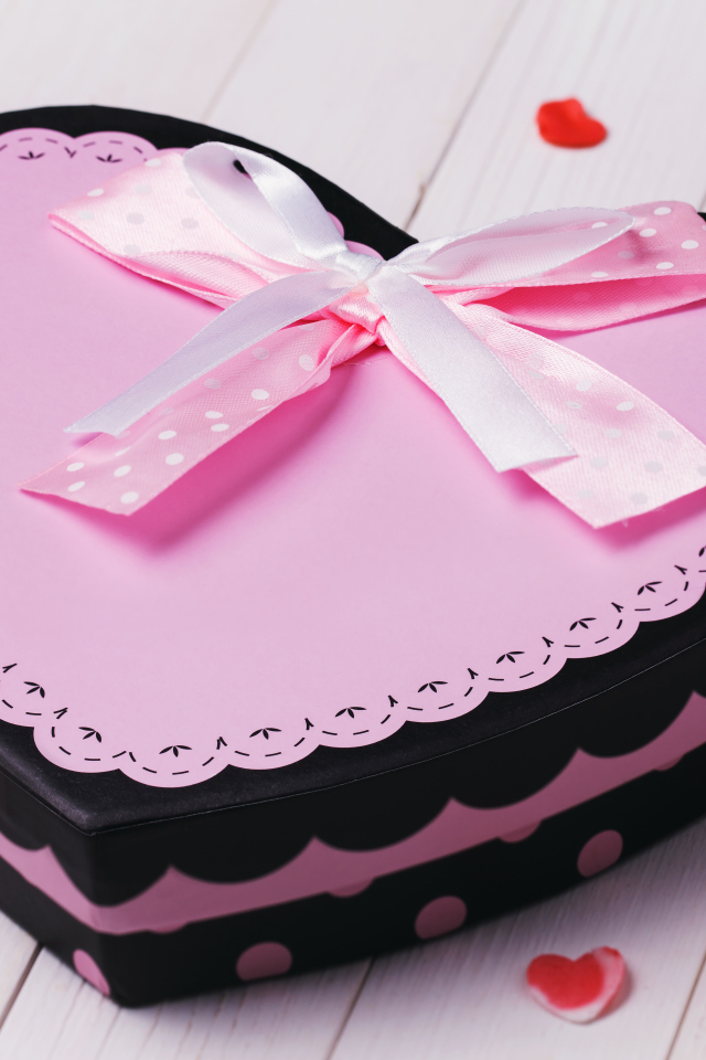 Большая подарочная коробка в форме сердца с розовым бантом