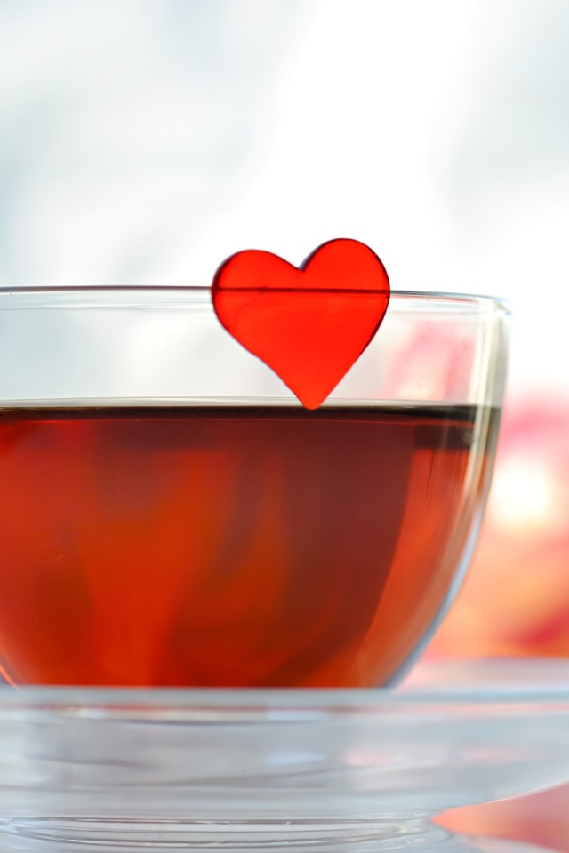 Маленькое красное сердечко в стеклянной чашке с чаем