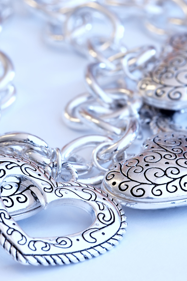 Красивые серебряные украшения в форме сердца