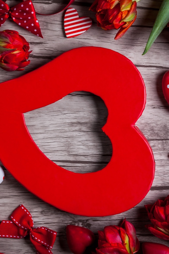 Большое красное сердце с красными тюльпанами