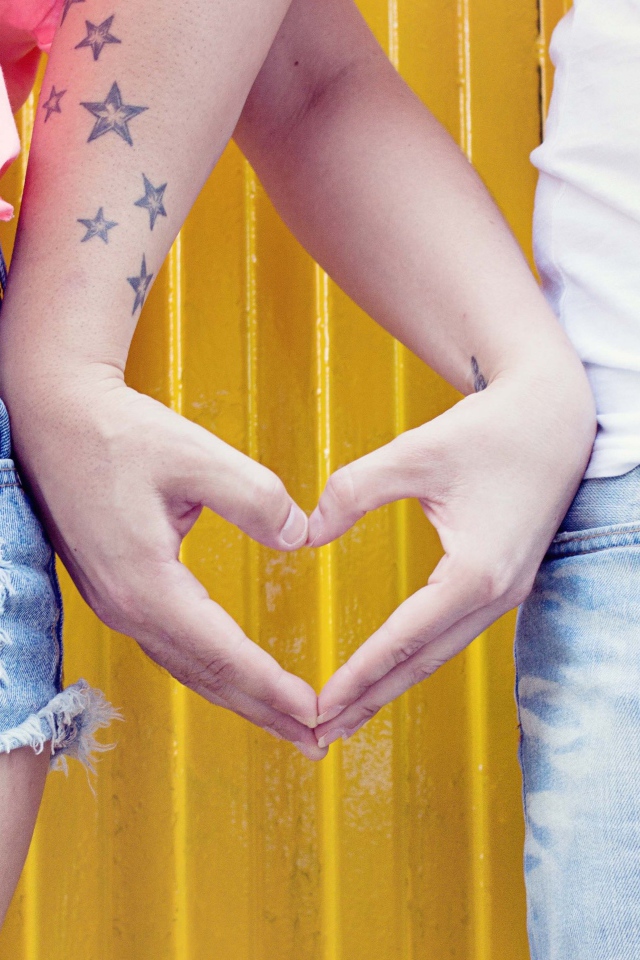 Влюбленная пара создает руками сердце