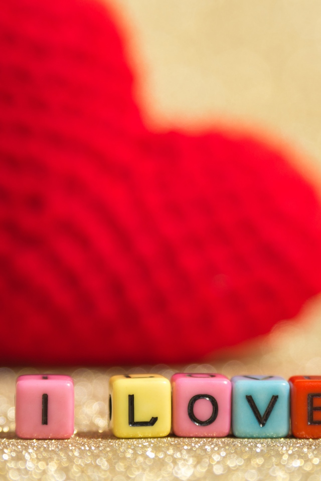 Кубики с буквами я тебя люблю на фоне красного сердца